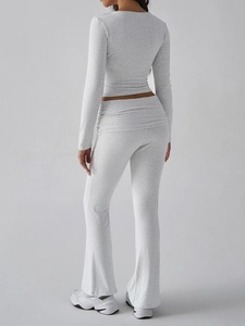 Vue arrière d'un ensemble en tricot gris avec haut à manches longues et pantalon évasé