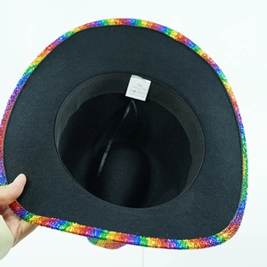 Detailansicht des Hutbands mit Größenetikett und Regenbogen-Pailletten auf dem Zylinder