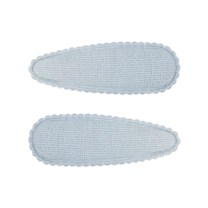 Détail de barrettes bleu clair à bords festonnés avec une texture tricotée pour filles