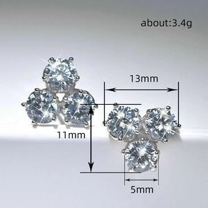 Oorknopjes met drie zirkonia-stenen in zilveren afwerking met afmetingen van 13 mm