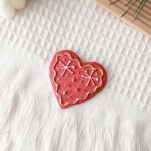 Decorazione natalizia a cuore rosso con fiocchi di neve su tessuto a nido d'ape