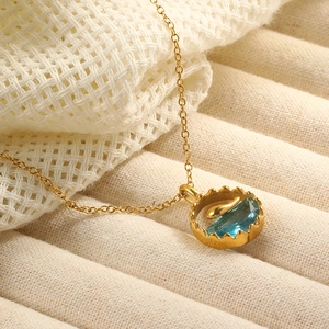 Halskette aus 18K vergoldetem Edelstahl mit blauem Edelstein und Wal-Anhänger
