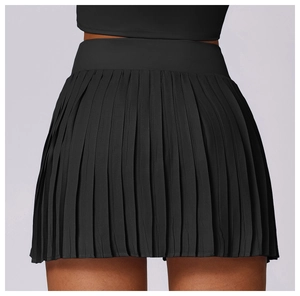 Détail de la jupe de sport plissée à taille haute en noir mat avec tissu respirant