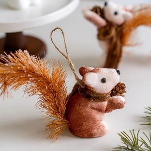 Adorno navideño de ardilla marrón para el árbol con cola dorada esponjosa y piña seca