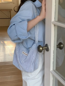 Borsa a spalla in velluto azzurro con cuori, capiente e ideale per un look casual