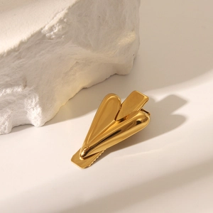 Détail d'une luxueuse barrette à cheveux en forme de cœur dorée au fini métal poli