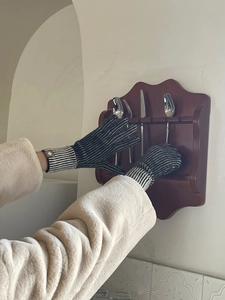 Primer plano de guantes de punto a rayas blancas y negras usados por una modelo a diario