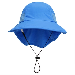 Detailansicht eines blauen Kinder-Sonnenhuts mit Nackenschutz und atmungsaktivem Netz