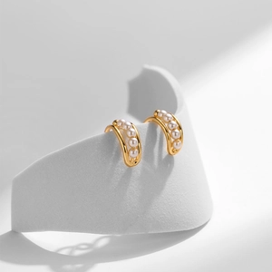 Elegante 18K vergoldete Messingohrringe mit weißen Perlen in halbkreisförmigem Design