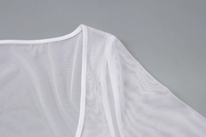 Détails de l'encolure en mesh blanc et coutures d'une robe d'été transparente