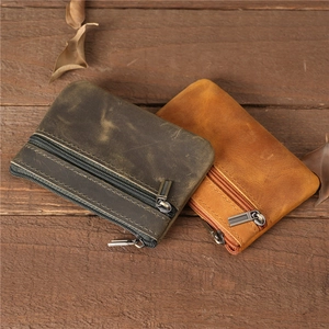 Détail de porte-monnaie en cuir véritable vintage de couleur beige et marron sur bois