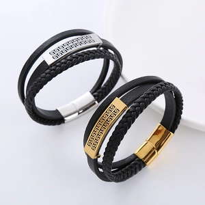 Bracciale multistrato in pelle intrecciata da uomo con motivo a greca in oro e argento
