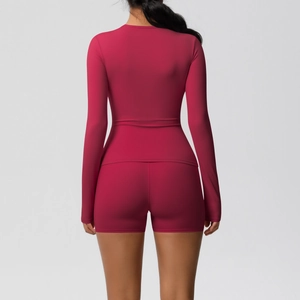 Vue arrière d'un ensemble de yoga brossé magenta foncé avec haut manches longues et short