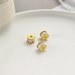 Vue macro d'une perle intercalaire en cuivre doré avec zircons pour bijoux DIY