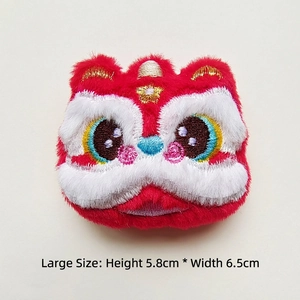 Dettaglio macro della toppa in peluche della danza del leone con ricamo rosso e filo d'oro