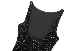 Détail de la robe à paillettes noires montrant la texture scintillante et le zip invisible