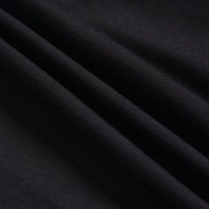 Dettaglio del tessuto a maglia a coste nere con trama fine e drappeggio morbido