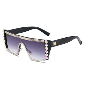 Lunettes de soleil à strass avec verres dégradés violets et monture noire en vue de côté