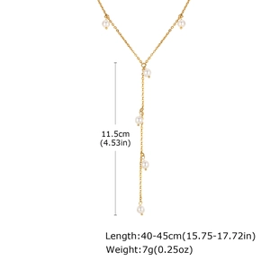 Dettaglio della collana a Y in oro con perle che mostra la lunghezza di 11,5cm e 45cm