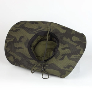 Détails d'un chapeau de soleil camouflage avec large bord et mentonnière réglable