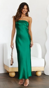 Dettaglio del tessuto in raso verde smeraldo e del design senza schienale del vestito