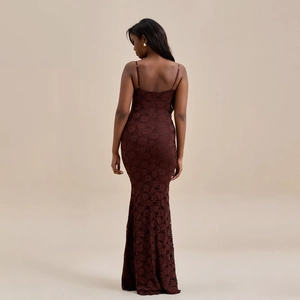 Élégante robe longue en dentelle marron foncé avec dos nu et coupe sirène pour femme