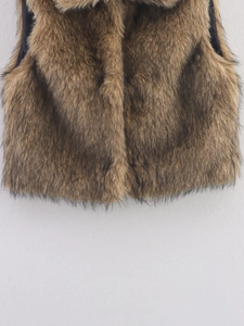 Detailopname van het imitatiebont vest met hoogwaardige bruine en koffiekleurige vezels