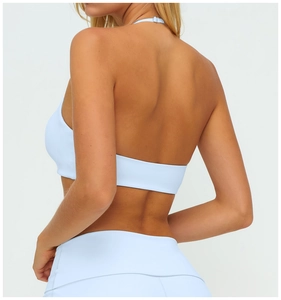 Detail des Cross-Back-Halter-Sport-BHs mit stützendem Saum und flachen Nähten