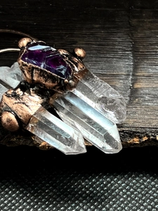 Detailansicht von weißen Kristallspitzen und Amethyst in vintage Bronze-Plattierung