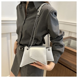 Gros plan du sac chaîne argenté géométrique à texture métallique sur une femme