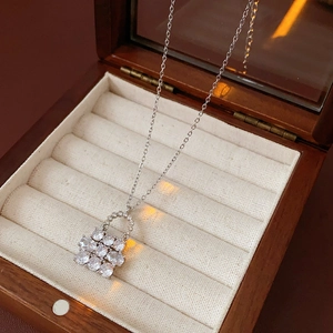 Dettaglio della collana con ciondolo a borsa in zircone lucido in scatola di legno