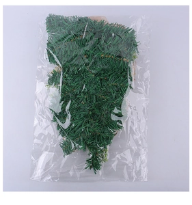 Detail der grünen Tannennadeln Weihnachtsdekoration in klarer Plastikschutzverpackung