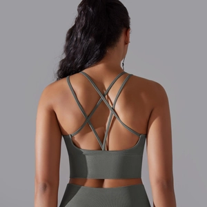 Détail des bretelles croisées dans le dos et du tissu côtelé du soutien-gorge yoga