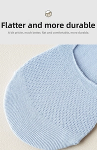 Détails de maille respirante et couture plate sur chaussettes invisibles bleu clair