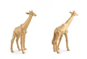 Vista dettagliata di figurine di giraffe dorate con trama della pelle realistica su bianco