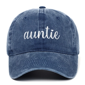 Detailaufnahme der Vintage-Baseballkappe aus gewaschenem Denim mit auntie Stickerei