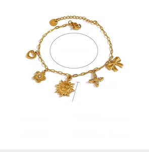 Détails du bracelet en acier inoxydable plaqué or 18 carats avec breloques soleil