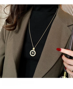 Nahaufnahme einer luxuriösen Goldkette mit Sternanhänger und Kristallen am Modell