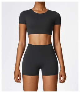 Vorderansicht von schwarzem Crop-Top und High-Waist-Shorts-Set für Yoga und Fitness