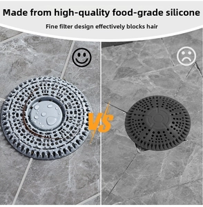 Vista dettagliata del filtro per lavandino in silicone grigio con colonne filtranti