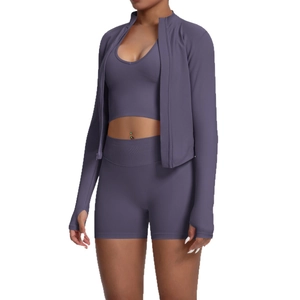 Completo yoga 3 pezzi con giacca a zip, reggiseno sportivo e shorts in viola fumo