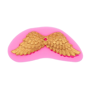 Décoration aile d'ange dorée sur moule silicone rose avec texture de plumes pour DIY