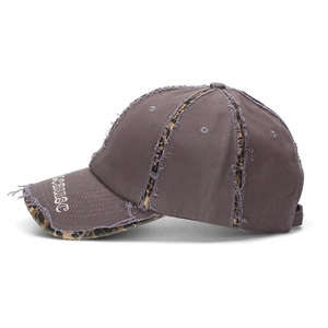 Vue latérale détaillée d'une casquette gris-brun délavée avec imprimé léopard brodé