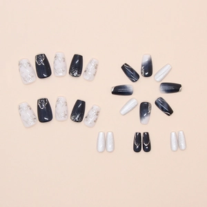 Faux ongles œil de chat et fleurs avec marbre bleu foncé et accents pailletés