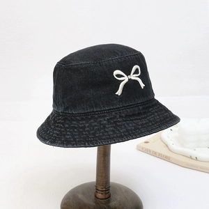 Chapeau bob en denim noir avec broderie nœud blanc pour une protection solaire chic d'été
