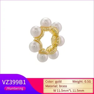 Σκουλαρίκι ear cuff από ορείχαλκο 18K με έξι κομψά λευκά μαργαριτάρια σε κύκλο