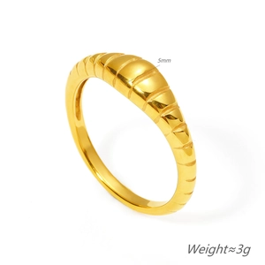 Bague croissant en acier titane doré de 5 mm de large avec surface texturée