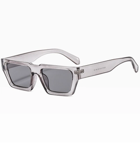 Detailansicht der transparenten grauen Sonnenbrille mit CE-Kennzeichnung am Bügel