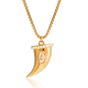 Edle goldene Horn-Halskette mit Marquise-Zirkonia an einer quadratischen Boxkette