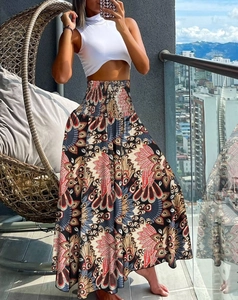 Detail van een bohemien maxi-rok met hoge taille en kleurrijke vintage pauwenprint